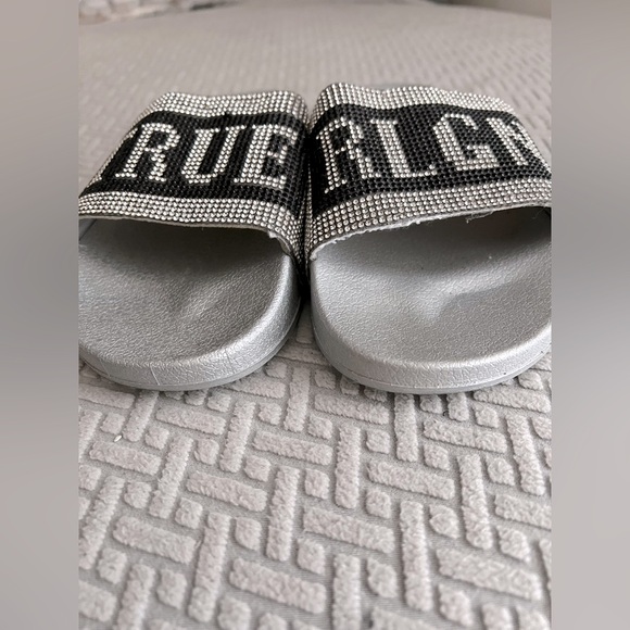 True Religion Slides - Picture 5 of 10